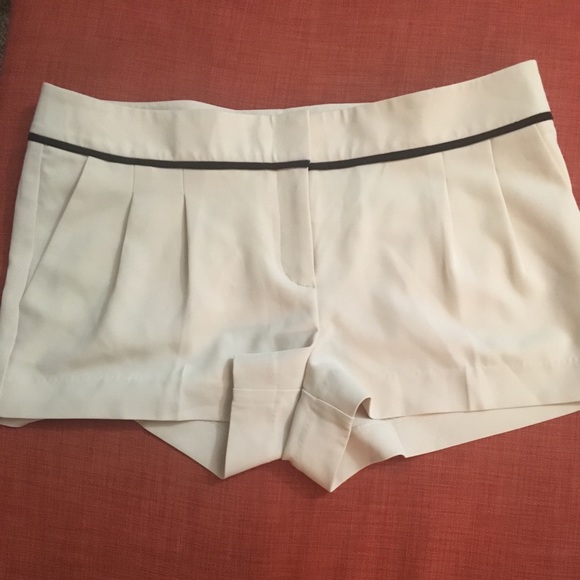 Super cute cream shorts - Picture 1 of 5